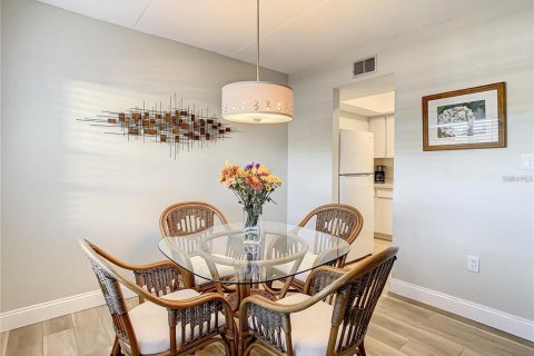Condo in Dunedin, Florida, 2 bedrooms  № 2205692 - photo 9