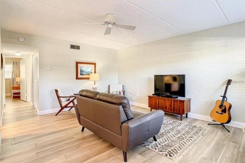 Condo in Dunedin, Florida, 2 bedrooms  № 2205692 - photo 11