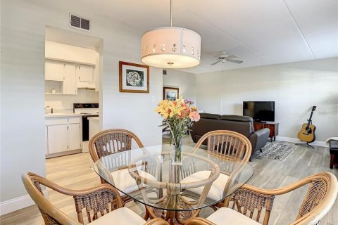 Condo in Dunedin, Florida, 2 bedrooms  № 2205692 - photo 10