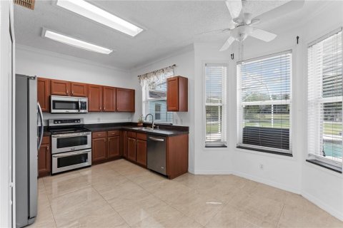 House in Orlando, Florida 4 bedrooms, 226.59 sq.m. № 2225370 - photo 14