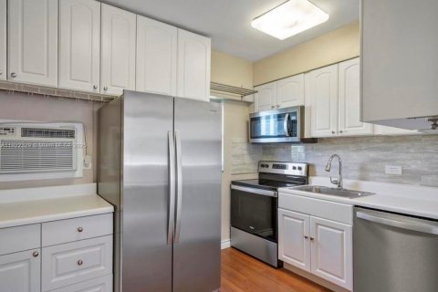 Apartamento en alquiler en Bay Harbor Islands, Florida, 1 dormitorio, 52.68 m2 № 1976276 - foto 2