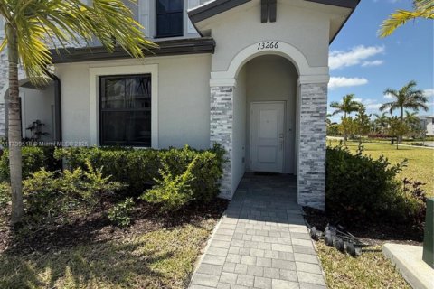 Touwnhouse à louer à Homestead, Floride: 3 chambres, 123.37 m2 № 1977997 - photo 1