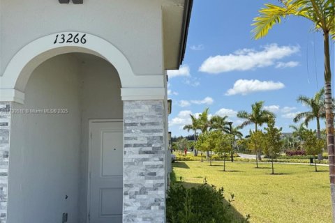Touwnhouse à louer à Homestead, Floride: 3 chambres, 123.37 m2 № 1977997 - photo 2