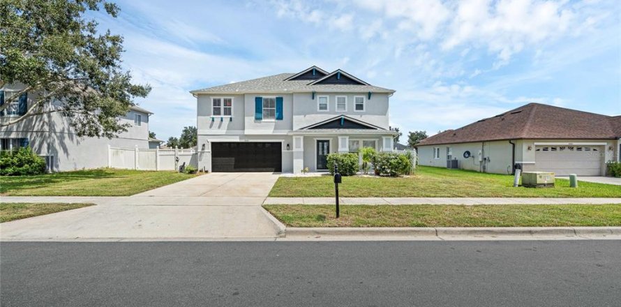 House in Clermont, Florida 4 bedrooms, 242.75 sq.m. № 1916414