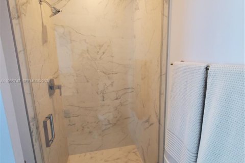 Condominio en alquiler en Sunny Isles Beach, Florida, 2 dormitorios № 2081339 - foto 13