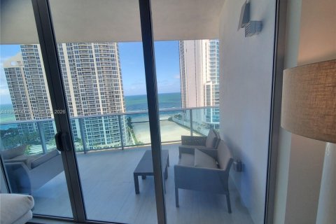 Condominio en alquiler en Sunny Isles Beach, Florida, 2 dormitorios № 2081339 - foto 16