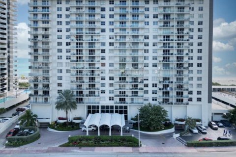 Снять в аренду кондоминиум в Майами-Бич, Флорида 1 спальня, 76.55м2, № 1998441 - фото 3