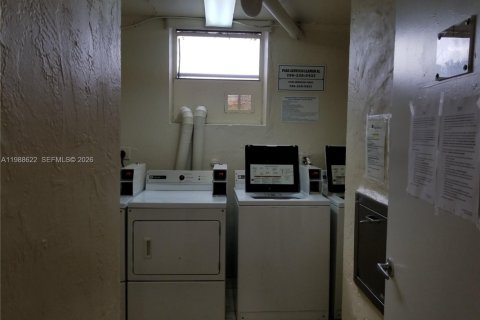 Condo in Miami, Florida, 1 bedroom  № 2051980 - photo 11