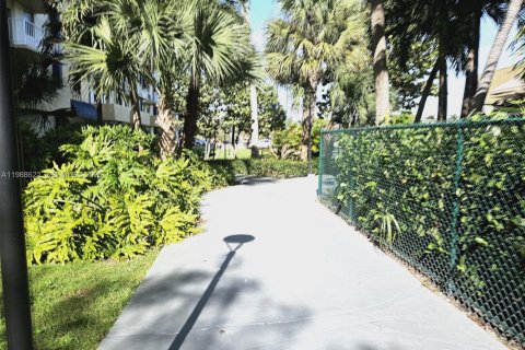 Condo in Miami, Florida, 1 bedroom  № 2051980 - photo 10