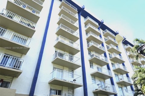 Condo in Miami, Florida, 1 bedroom  № 2051980 - photo 1