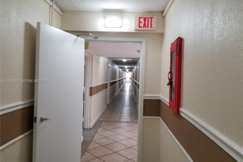 Condo in Miami, Florida, 1 bedroom  № 2051980 - photo 13