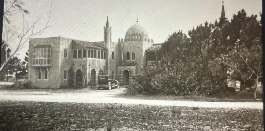 Commercial property in Opa-locka, Florida 326.46 sq.m. № 1984924