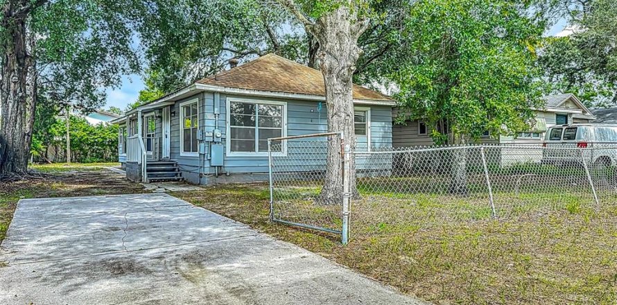 House in Tampa, Florida 3 bedrooms, 115.94 sq.m. № 1826685