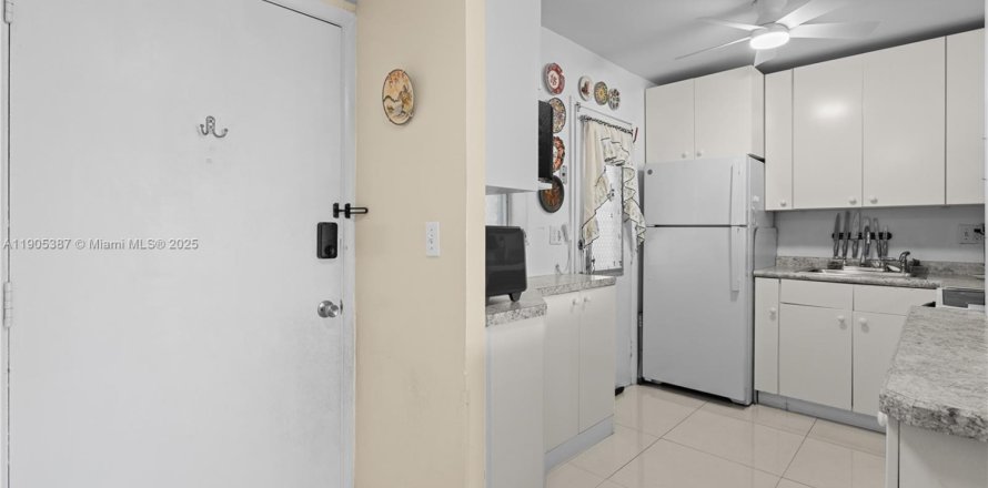Condominio en Aventura, Florida, 1 dormitorio  № 1956157