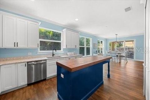 House in Melbourne Beach, Florida 4 bedrooms, 204.85 sq.m. № 1894735 - photo 5