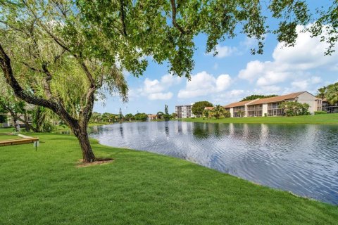 Condo in Deerfield Beach, Florida, 2 bedrooms № 2081488 - photo 12