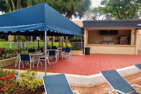 Condo in Deerfield Beach, Florida, 2 bedrooms № 2081488 - photo 8