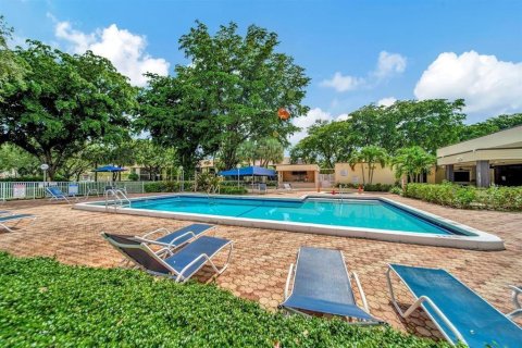 Condo in Deerfield Beach, Florida, 2 bedrooms № 2081488 - photo 5