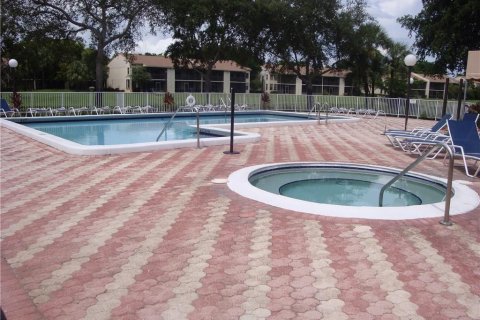 Condo in Deerfield Beach, Florida, 2 bedrooms № 2081488 - photo 6