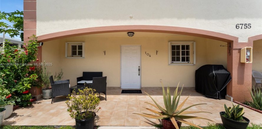 House in Hialeah, Florida 3 bedrooms, 109.62 sq.m. № 1755970