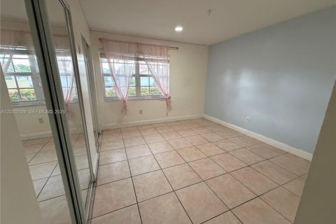 House in Hialeah, Florida 3 bedrooms, 215.16 sq.m. № 2265174 - photo 7