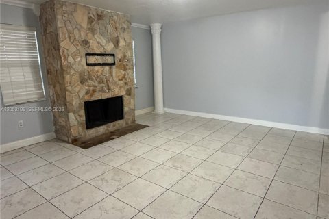 House in Hialeah, Florida 3 bedrooms, 215.16 sq.m. № 2265174 - photo 4