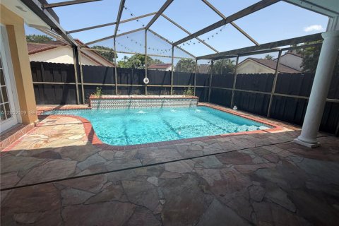 House in Hialeah, Florida 3 bedrooms, 215.16 sq.m. № 2265174 - photo 15