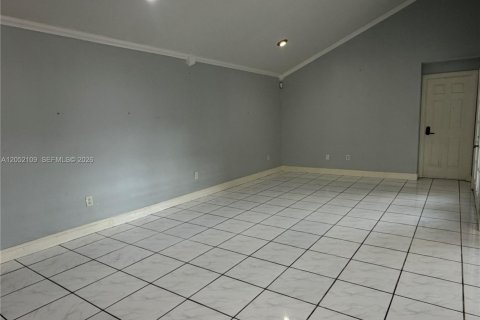 House in Hialeah, Florida 3 bedrooms, 215.16 sq.m. № 2265174 - photo 3