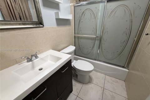 House in Hialeah, Florida 3 bedrooms, 215.16 sq.m. № 2265174 - photo 13