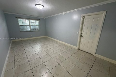 House in Hialeah, Florida 3 bedrooms, 215.16 sq.m. № 2265174 - photo 9
