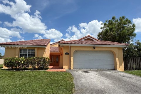 House in Hialeah, Florida 3 bedrooms, 215.16 sq.m. № 2265174 - photo 1