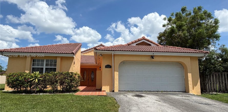 House in Hialeah, Florida 3 bedrooms, 215.16 sq.m. № 2265174