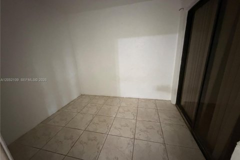 House in Hialeah, Florida 3 bedrooms, 215.16 sq.m. № 2265174 - photo 11