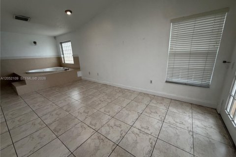 House in Hialeah, Florida 3 bedrooms, 215.16 sq.m. № 2265174 - photo 8