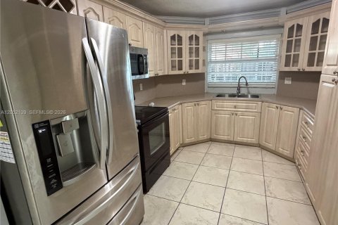 House in Hialeah, Florida 3 bedrooms, 215.16 sq.m. № 2265174 - photo 5