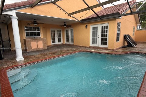 House in Hialeah, Florida 3 bedrooms, 215.16 sq.m. № 2265174 - photo 14