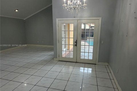 House in Hialeah, Florida 3 bedrooms, 215.16 sq.m. № 2265174 - photo 6
