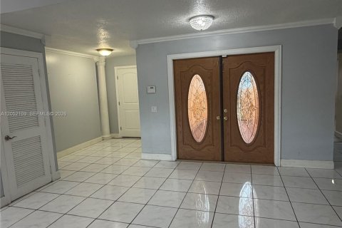 House in Hialeah, Florida 3 bedrooms, 215.16 sq.m. № 2265174 - photo 2