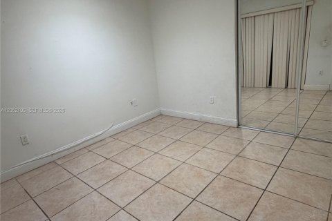 House in Hialeah, Florida 3 bedrooms, 215.16 sq.m. № 2265174 - photo 10