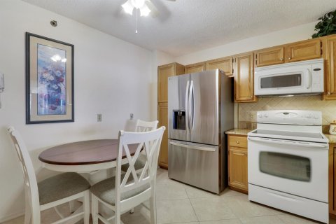 Condo in Jensen Beach, Florida, 2 bedrooms № 2353144 - photo 9