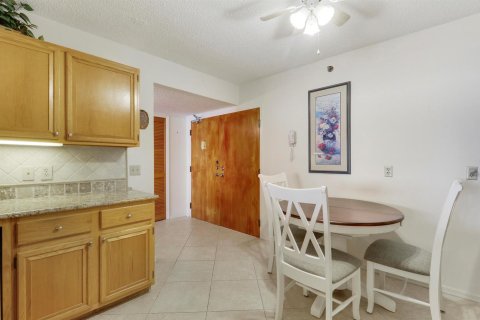 Condo in Jensen Beach, Florida, 2 bedrooms № 2353144 - photo 8