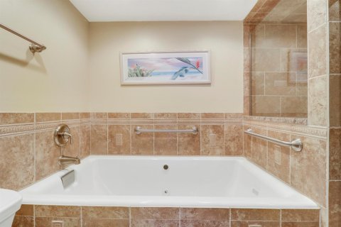 Condo in Jensen Beach, Florida, 2 bedrooms № 2353144 - photo 29
