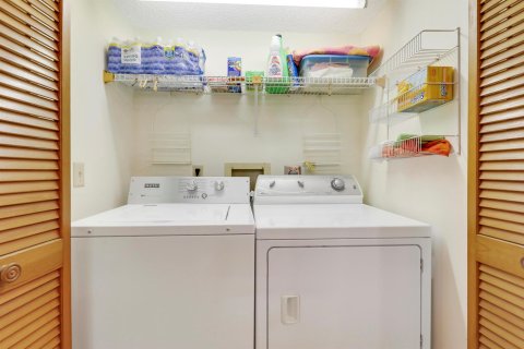Condo in Jensen Beach, Florida, 2 bedrooms № 2353144 - photo 11