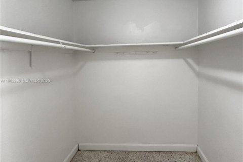 Снять в аренду квартиру в Майами, Флорида 1 спальня, 46.45м2, № 2024977 - фото 10