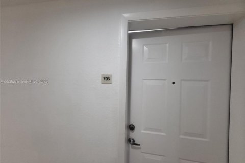 Apartamento en alquiler en Miami, Florida, 2 dormitorios № 2084891 - foto 13