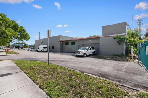 Commercial property in Oakland Park, Florida № 1766456 - photo 5