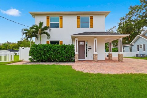 House in Tampa, Florida 4 bedrooms, 333.8 sq.m. № 2403671