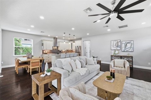 House in Tampa, Florida 4 bedrooms, 333.8 sq.m. № 2403671 - photo 10