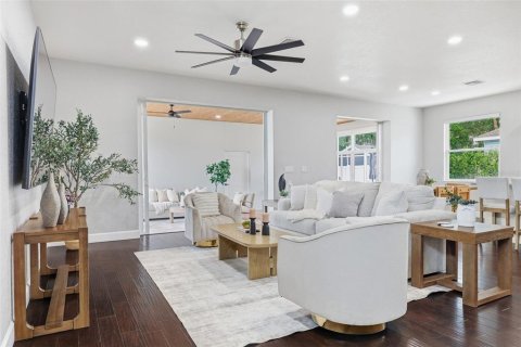 House in Tampa, Florida 4 bedrooms, 333.8 sq.m. № 2403671 - photo 9