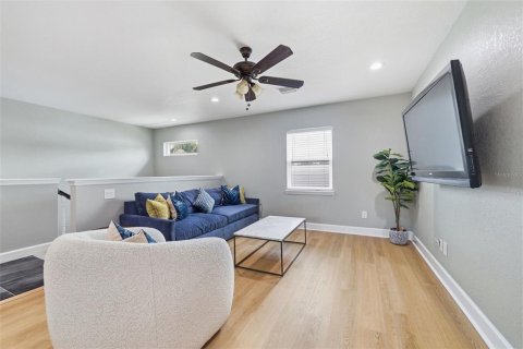 House in Tampa, Florida 4 bedrooms, 333.8 sq.m. № 2403671 - photo 18